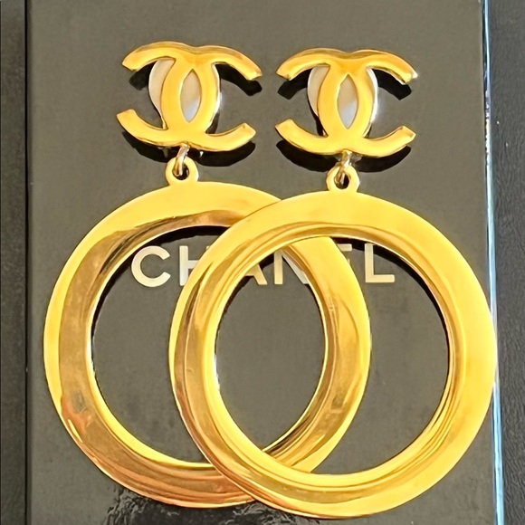 CHANEL CC Logos Shaking Hoop Motif Earrings Clip-On Gold-Tone Authentic 81230 - Picture 2 of 4